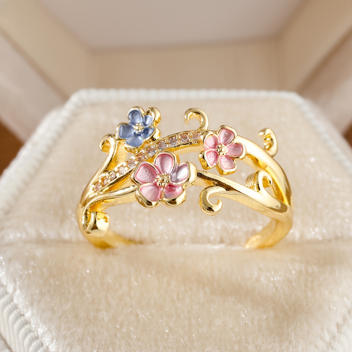 Women's French Retro Style Three-Color Floral Statement Ring